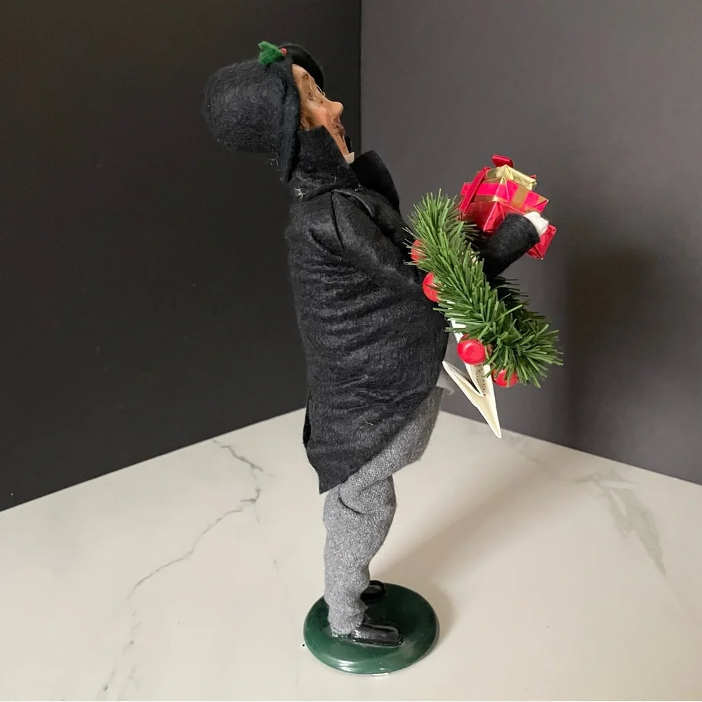 Holiday Shopper Man - Crabtree & Evelyn Caroler - Byer's Choice